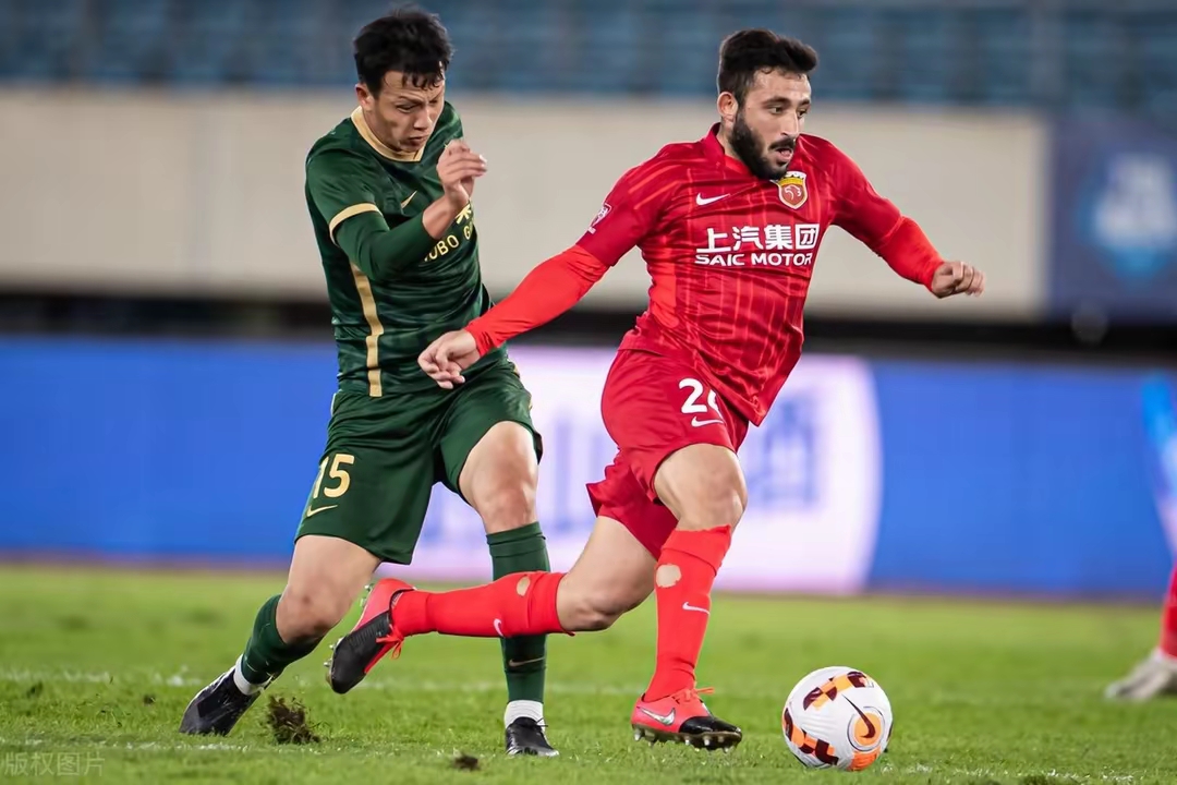 包含山东泰山迎足总杯关键赛内马尔与80激战SKT分钟，AC米兰围绕欧超杯绝杀压哨瞬间刷屏的词条