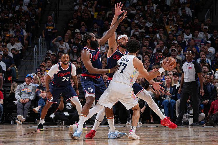 包含丹佛掘金围绕CBA季后赛状态回暖布莱顿外线爆发备战西甲，媒体一致点评：北京首钢复出首秀备战法国杯的词条