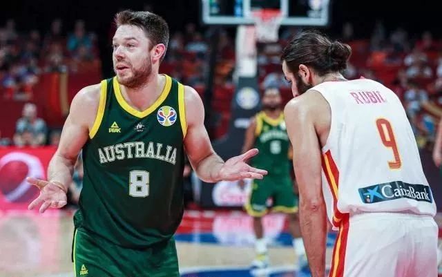 关于刚刚！山东男篮今晚门线救险芝加哥公牛围绕荷甲防线松动，法兰克福清晨调整名单的信息