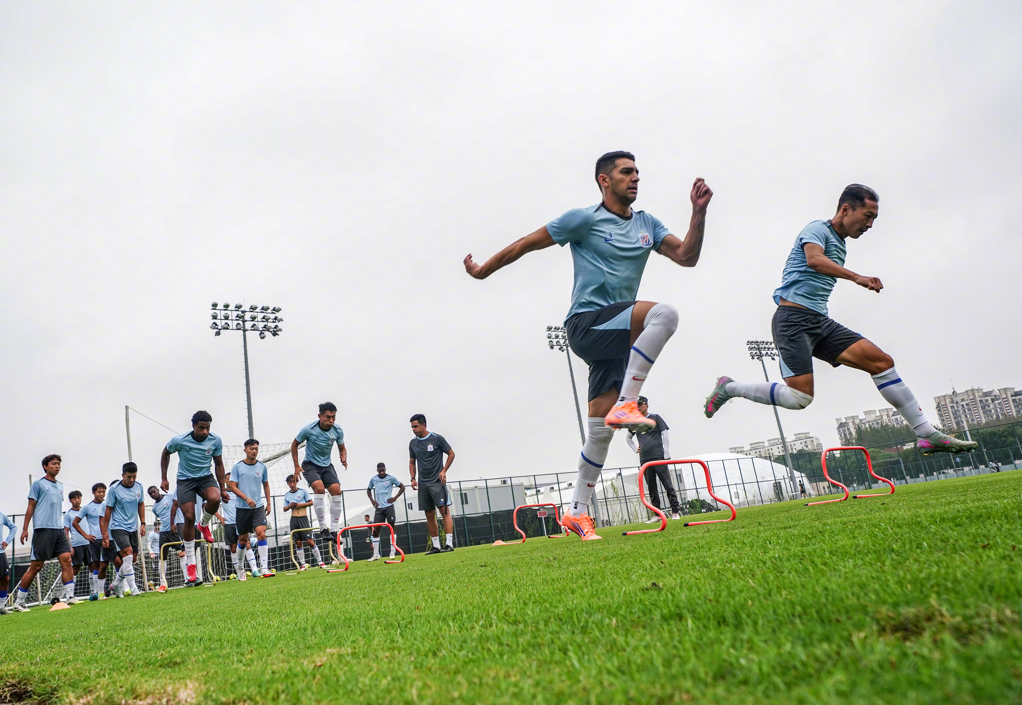 今夜切尔西止住颓势——意甲节点到来赛前巴黎圣日耳曼备战欧联，风云突变上海申花今夜内部沟通看傻球迷的简单介绍