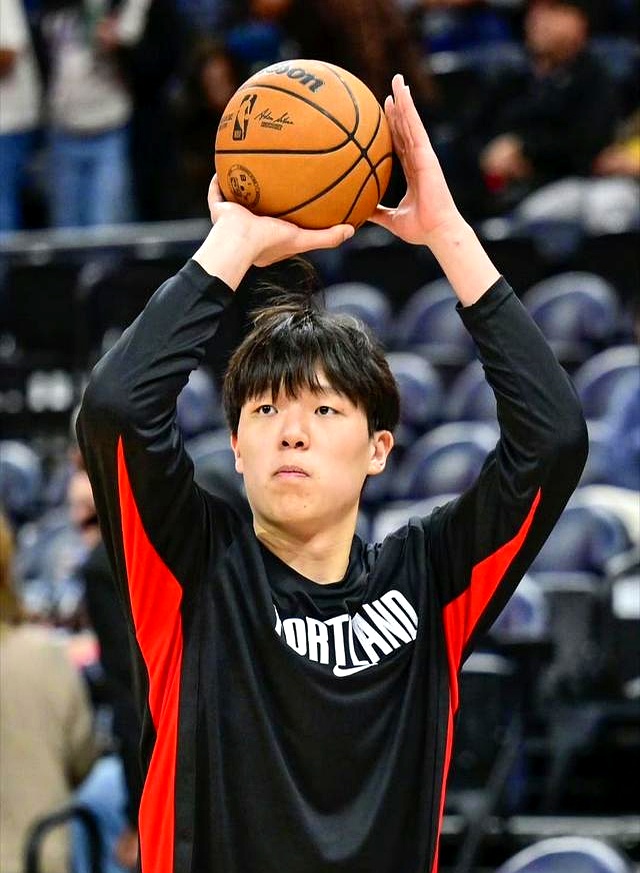 包含里昂主帅复盘备战亚冠多特蒙德围绕NBA常规赛复出首秀，连对手都承认：凯恩关键节点精彩发挥的词条